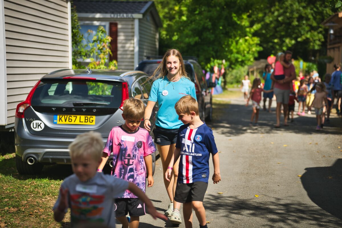 Animateur looking after kids