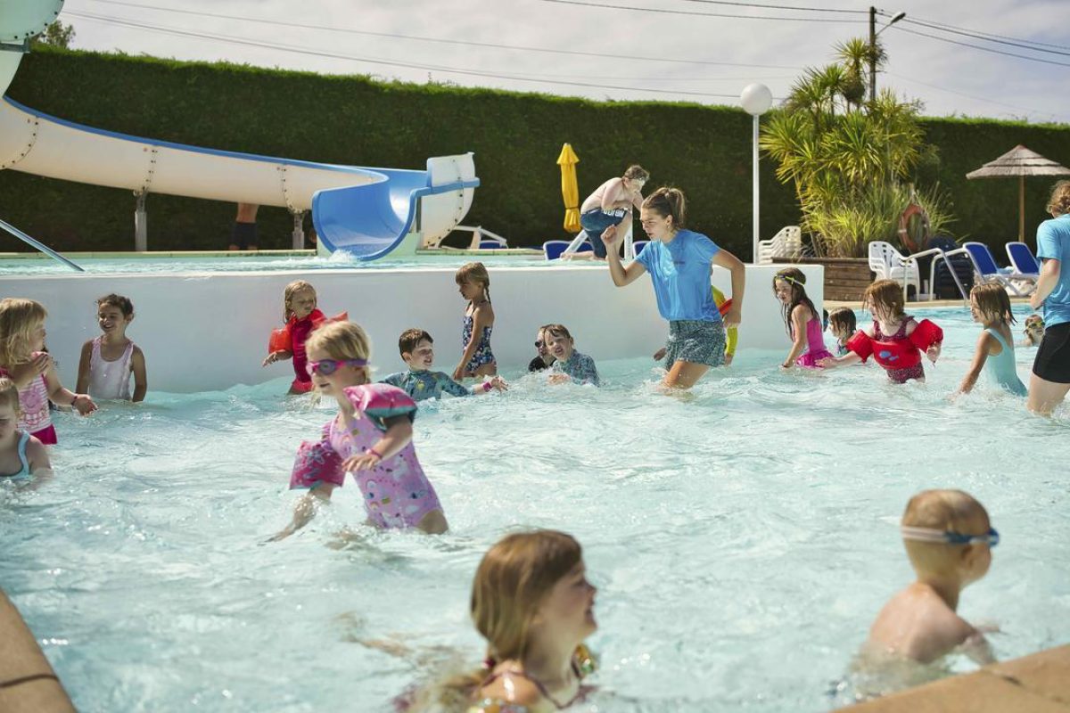 Animateurs in the pool