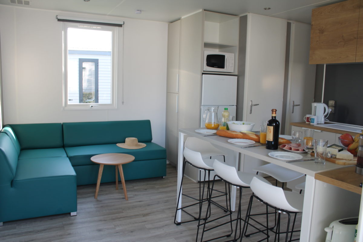 Sejour including dining table