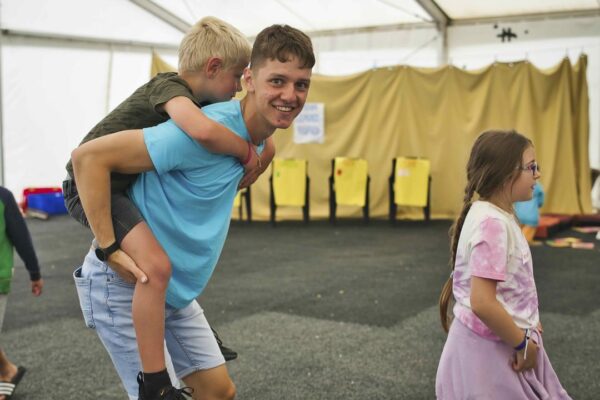 Animateur giving piggy back